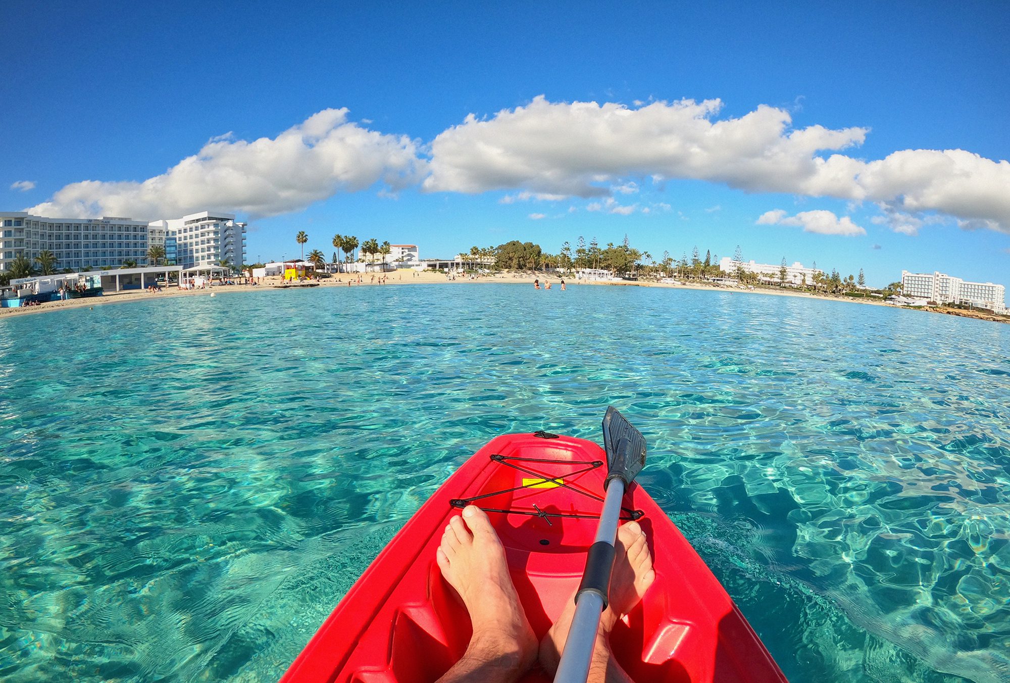 Wynajem krótkoterminowy apartamentów na Cyprze z pełnym wyposażeniem i praktycznymi informacjami o meldunku oraz okolicy.